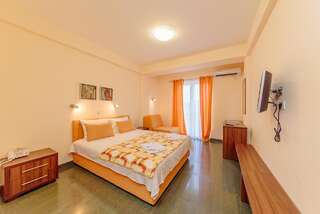 Отель Hotel Novi Херцег-Нови Двухместный номер с 1 кроватью или 2 отдельными кроватями-2